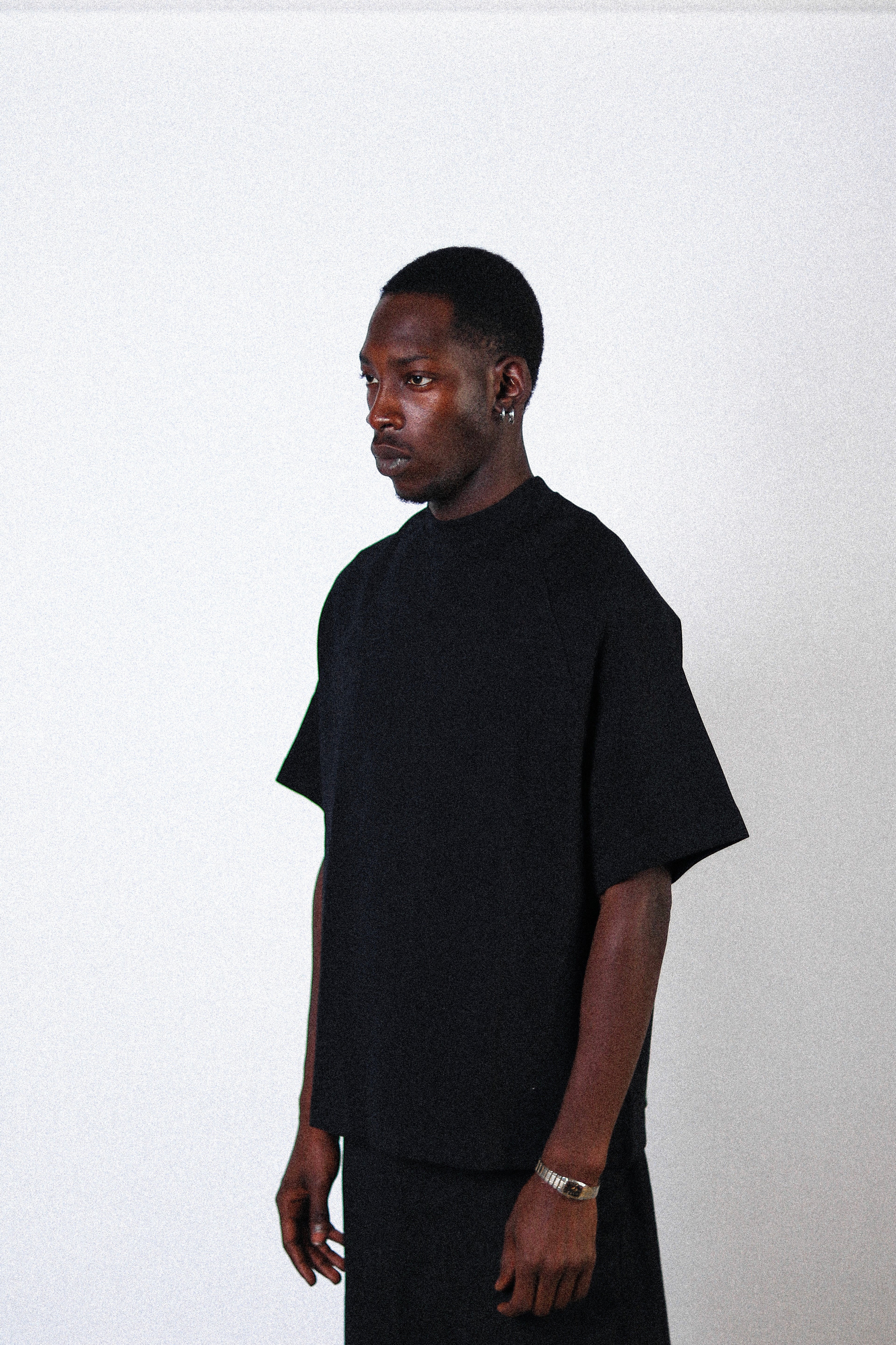 BLACK RAGLAN TEE
